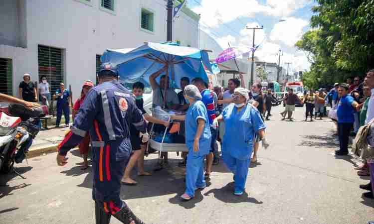 Incêndio atinge Hospital César Cals e força retirada de bebês em Fortaleza